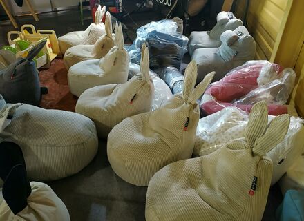 кресло из старых игрушек