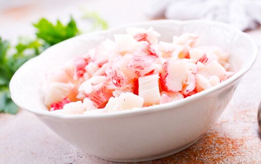 Крабовый салат "по-новому": 1 хитрость с палочками – и любимое блюдо в 100 раз вкуснее