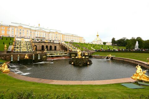Петергоф на замке: парки закрыты, но дворцы все равно принимают гостей