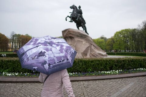 Пусть падают капли, а мы веселимся: как одеться при поездке в дождливый Питер и что взять с собой