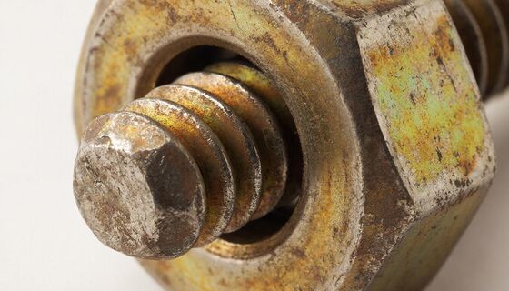 Отец показал — я не поверил: даже самые ржавые гайки откручиваются рукой спустя годы — забытый лайфхак