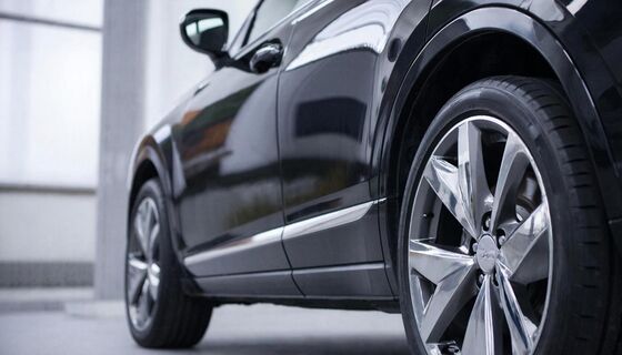 Одна наклейка на двери сэкономит вам тысячи рублей — но её игнорируют 90%: как правильно качать шины