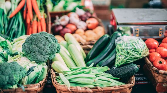 Диетолог назвала продукты, уменьшающие отеки: список вас удивит