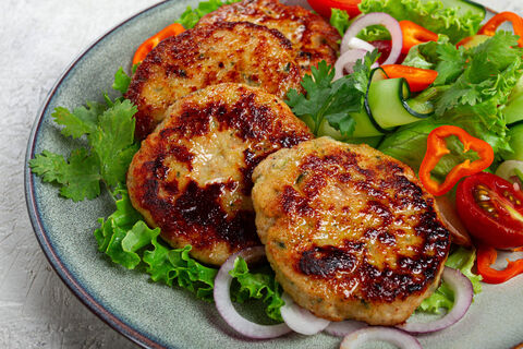 Не картошка и не хлеб: 1 горсть превратит остатки фарша в целую гору пышных котлет – на все семейство хватит