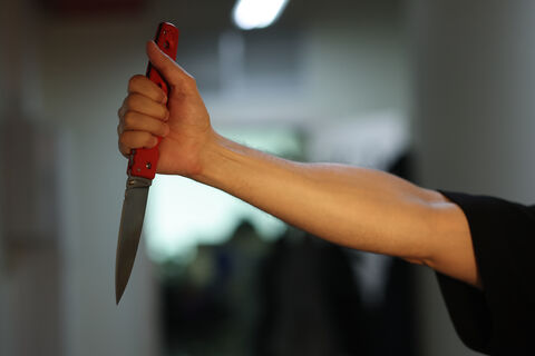 Тайна за школьной доской: что толкнуло подростка на дерзкое нападение на учительницу?