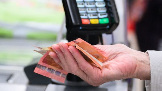 Настаивать бесполезно: вот в каком случае продавец может отказаться принимать крупную купюру