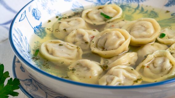 1 стакан в кипящий бульон - и пельмени не разварятся: как перепад температур спасает ужин
