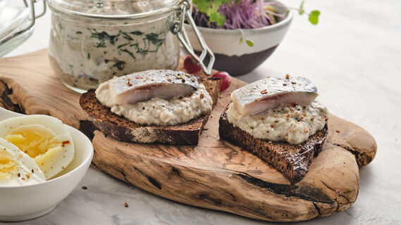 Вкуснейшая намазка из соленой селедки