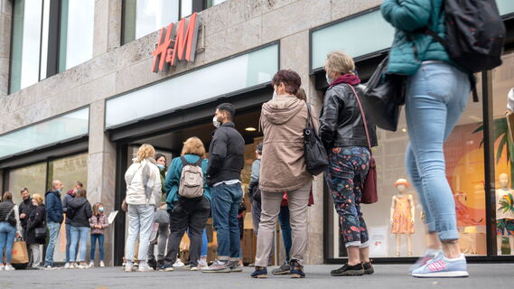 Сотрудники H&M получат зарплату за полгода при увольнении