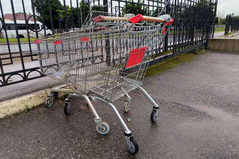 «Десятки» больше не нужны: Петербург прощается с последней раздражающей деталью у входа в магазин