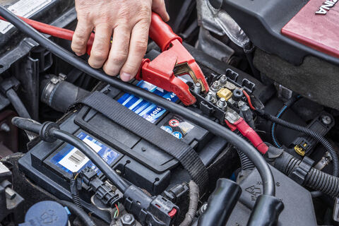Как правильно заряжать аккумулятор в автомобиле после зимы и нужно ли это делать: эксперты дали четкий ответ 