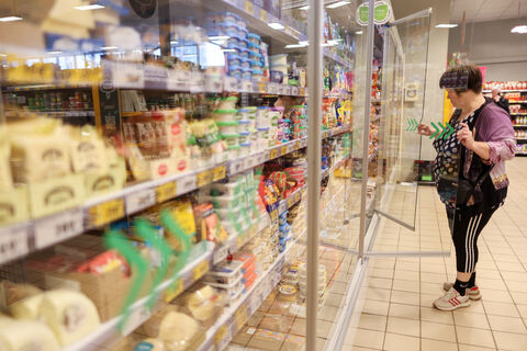 Пирожок — только из цеха: в магазинах хотят запретить готовить выпечку и салаты на месте