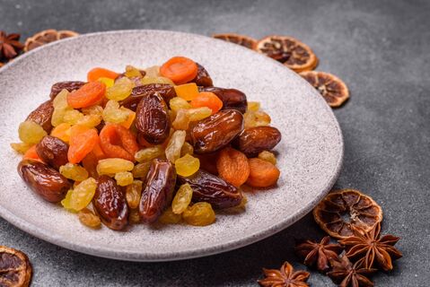 Изюм и сухофрукты мою только так: диоксид серы, маслянистый налет и грязь сами отходят — ягоды прозрачнее стекла