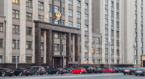 Новогодняя смена с выгодой: депутатам захотелось подарить работникам дополнительные выходные за ночные труды у ёлки