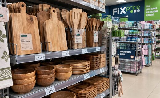 Тащу из Fix Price деревянную посуду ящиками по 10 штук — стоит копейки, но для дачи и дома нет вещи нужнее
