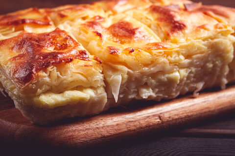 Сочный и ароматный фруктовый пирог на скорую руку: все нарезать – и в духовку без лишней возни