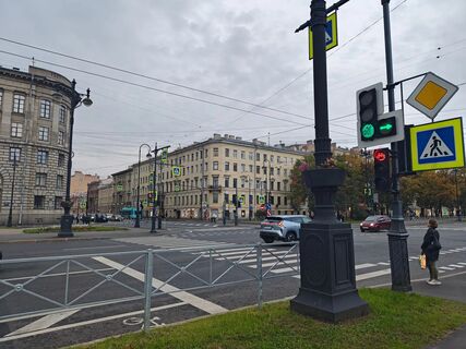 Когда уступать пешеходам - когда они ступили на зебру или стоят рядом: Верховный суд поставил точку
