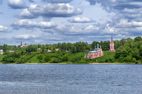 Не город, а очарование русской провинции: его называют "ярославским Плесом" – уютный и красивый – где находится и куда сходить