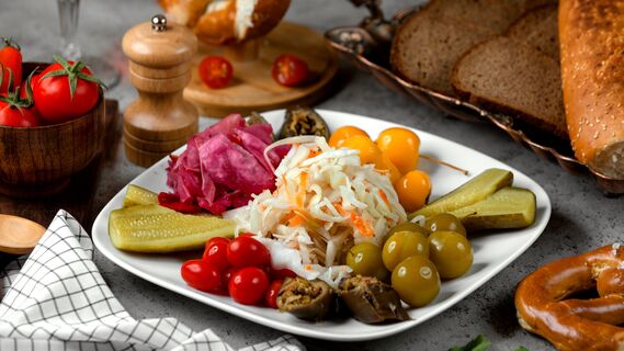 Иностранцы без ума от этой русской закуски: хоть и не сразу решаются попробовать