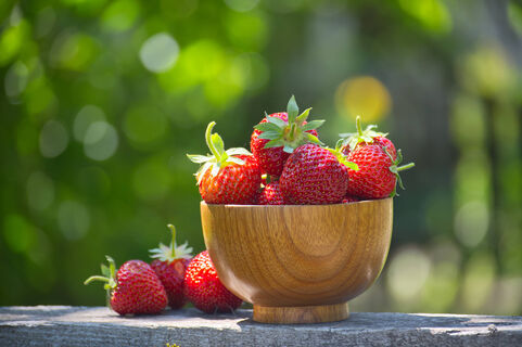 Сажаю 3 любимых сорта клубники: Ягоды размером с персик, сладость - как у сиропа