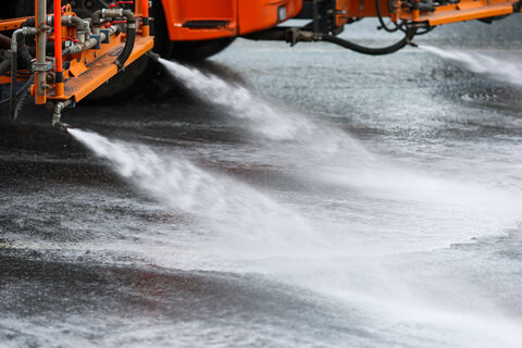 Масштабная чистка Петербурга: 1900 кварталов и 100 зон метро обновят к апрелю
