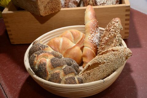 Черствый хлеб оживляю водой: пара ложек и в духовку — мякиш посвежел, как только из печки