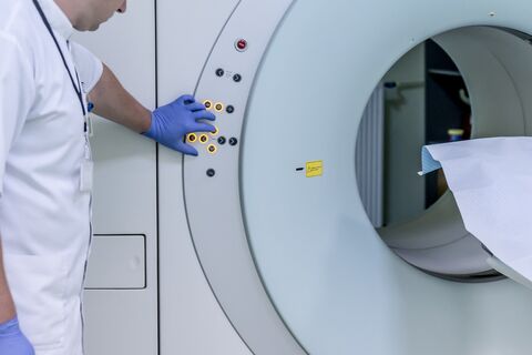 Любителям меда на заметку: врач объяснила, кому нельзя делать КТ