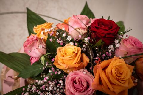 Что добавить в вазу с розами, чтобы продлить им жизнь: хитрые приемы от флориста