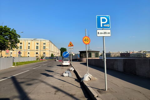 От мусорок до собачьих площадок: где в Петербурге теперь нельзя оставлять машину даже «на минутку»