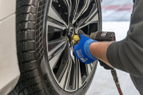 Какое давление в шинах должно быть летом: повысится управляемость и снизится износ – назван идеальный параметр