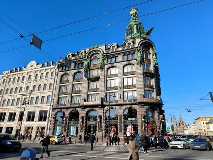 Геннадий, Вера и штраф на 10 миллионов: нейросеть взялась за стены и кадры Петербурга