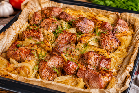 Просто заворачиваю мясо с капустой в пергамент — и получается вкуснее шашлыка: ленивый ужин