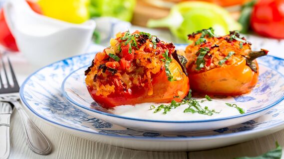 Эти фаршированные перцы готовятся быстро и на вкус необычные: в составе нет ни мяса, ни рыбы