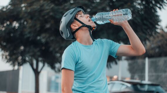 До сих пор пьете ледяную воду в жару? Врач разложил по полочкам, чем это обернется
