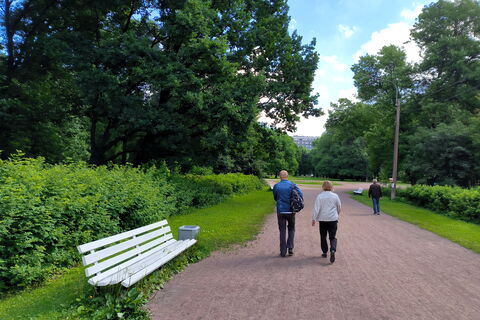 Билет за 500 рублей, а бюджет — 2 миллиона: как туристы 55+ штурмуют Петербург