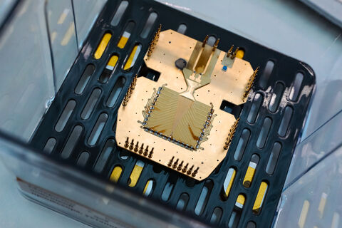 Поднёс ладонь и оплатил: петербургский блогер вживил в тело три чипа, а заодно имплант и магнит