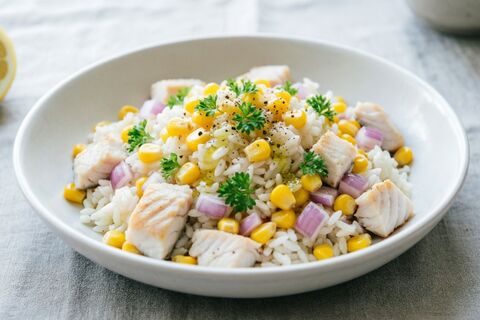 Рыба, рис и кукуруза — на выходе салат "Пожалуйста, добавки": гости оторваться не могут — другое не едят