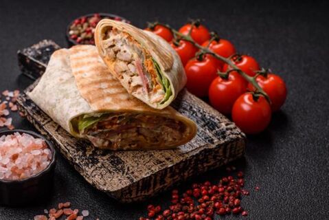 Та самая шаурма с чесночным соусом дома: вкуснее, чем в ларьках и доставках