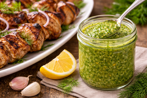 Этот соус из укропа "взорвал" майские: гости забыли про шашлык — кетчуп и аджика в прошлом