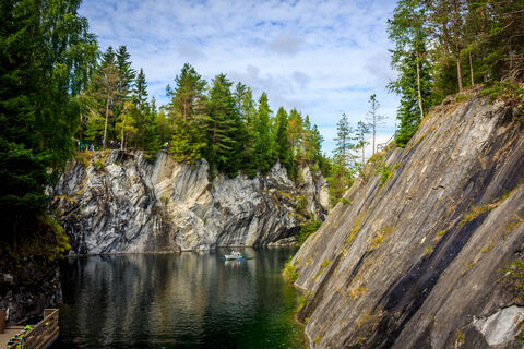 Место с изумрудными озерами и мраморными пещерами: райский уголок находится на границе России - что здесь посетить