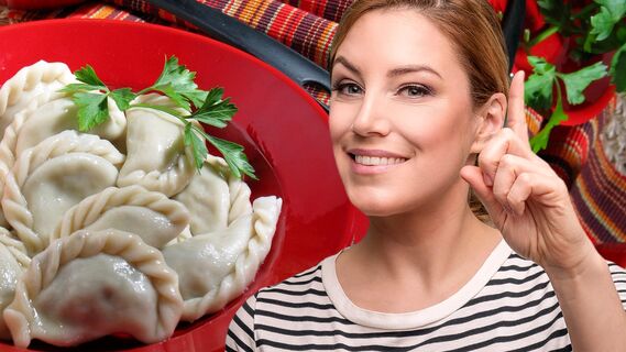 Китайцы лепят пельмени в большом количестве Китайцы лепят пельмени в большом количестве