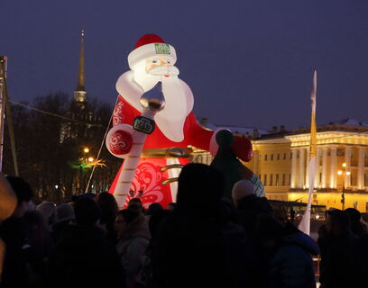 В самом сердце Петербурга «вырос» гигантский Дед Мороз