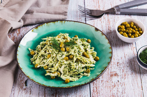 Обычная "пекинка" и пара ингредиентов – и через 5 минут нежный и сытный салат готов: просто, быстро и вкусно – всегда выручает