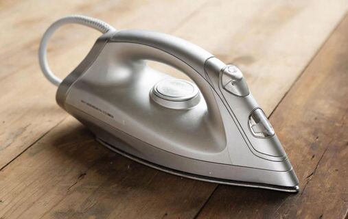 Ставлю утюг на стол на ночь: Утром сияет, как медный таз - и без "химозы"