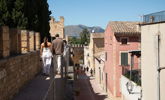 Куда поехать на майские праздники: Эксперты назвали топ популярных направлений