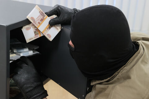 Миллионный налет на сейф: полиция ловит вора в Петербурге