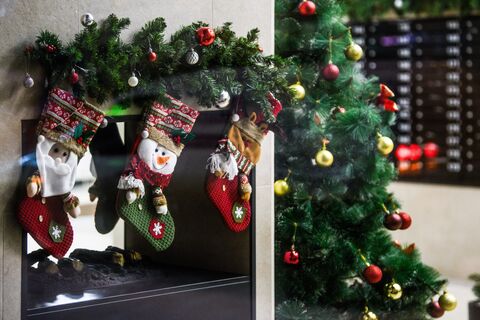 За мишуру придется ответить: в Петербурге штрафуют за «неправильно» украшенные парадные к Новому году