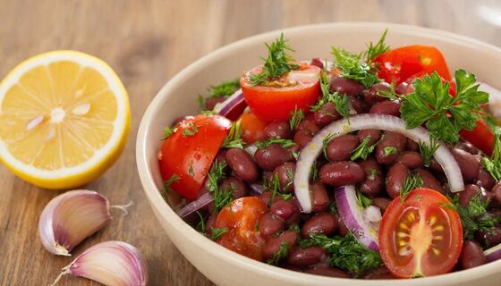 Быстрый салат из фасоли, который удивляет своей заправкой: всего 5 минут без жарки и варки