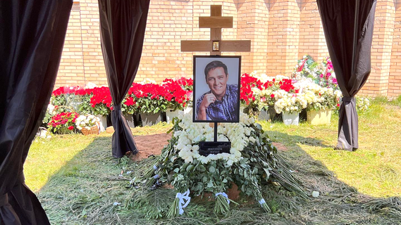 Развели активную деятельность: могилу Шатунова заливают бетоном
