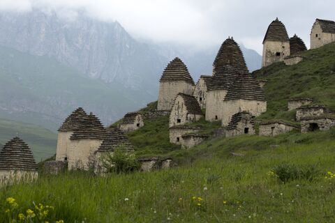 Загадочный "город мертвых" в России —  повсюду скелеты и кости: стоит 700 лет —  для туристов, обожающих тайны и легенды